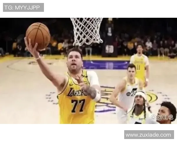 东契奇迎着防守 极限命中高难度三分