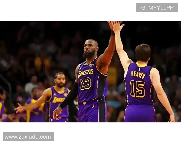 里夫斯直塞篮下 詹姆斯接球双手暴扣