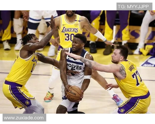 雷迪克湖人首发阵容仍未确定,要考虑攻防平衡和个人意愿 雷迪克湖人首发阵容仍未确定,要考虑攻防平衡和个人意愿