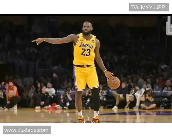 詹姆斯开启得分模式 碾压式上篮得手